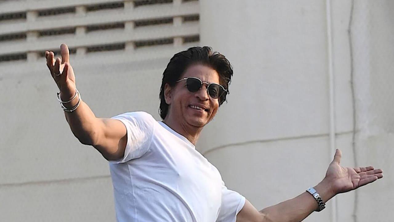 Signature Pose ❤️ - Shah Rukh Khan : The King | Facebook